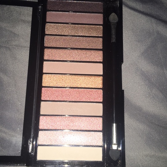 Revolution eyeshadow pallet - Picture 3 of 3